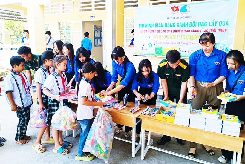 “Gian hàng xanh đổi rác lấy quà” hưởng ứng chống rác thải nhựa