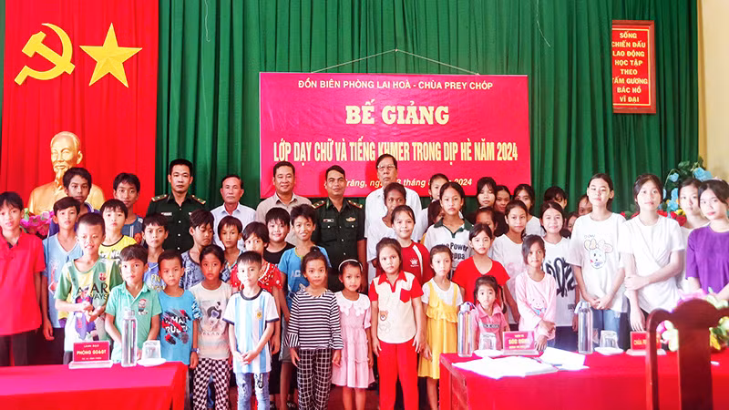 Lớp học tiếng Khmer dành cho học sinh dân tộc vùng biên giới biển Sóc Trăng.