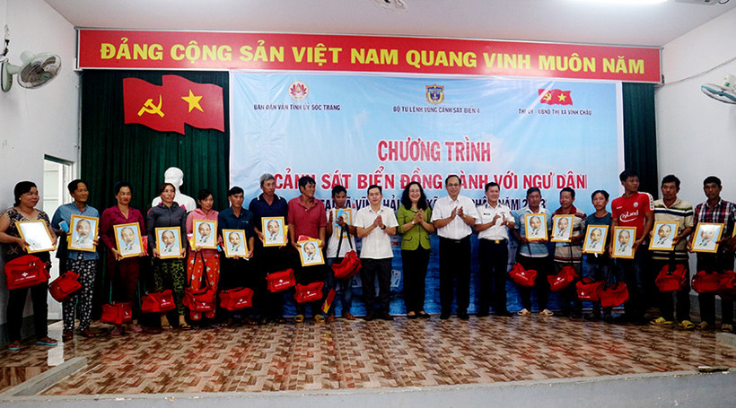 Tặng túi thuốc cứu thương, cờ Tổ quốc, ảnh Bác Hồ cho ngư dân Vĩnh Châu (Sóc Trăng). 