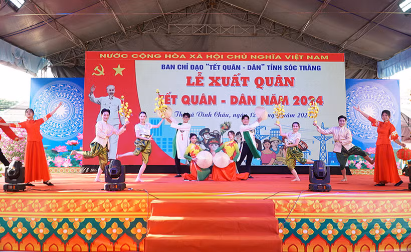 Chương trình văn nghệ thể hiện đoàn kết các dân tộc trong Tết quân dân.