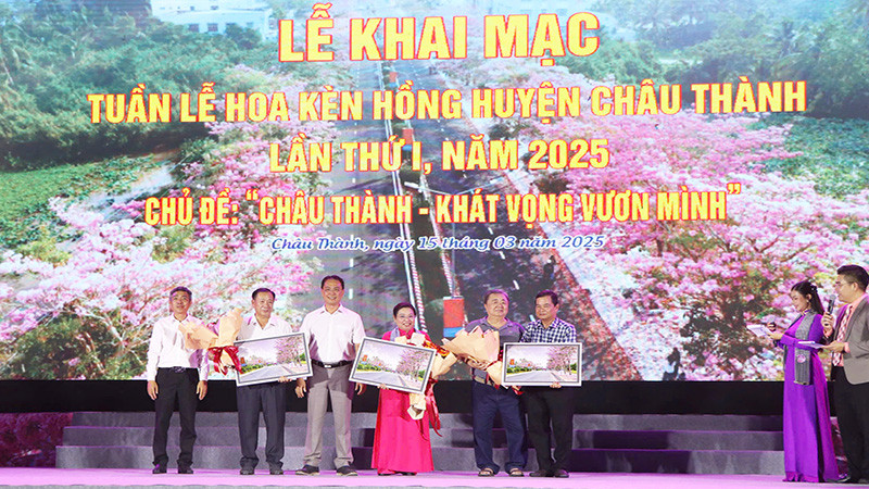 Tặng tranh kèn hồng tri ân các cá nhân gây dựng đường hoa.