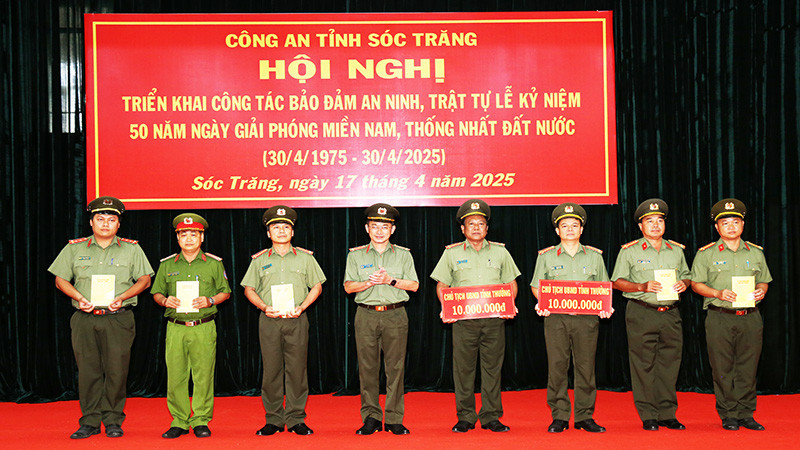 Đại tá Trần Văn Dương - Giám đốc Công an tỉnh Sóc Trăng trao thưởng cho các tập thể, cá nhân.