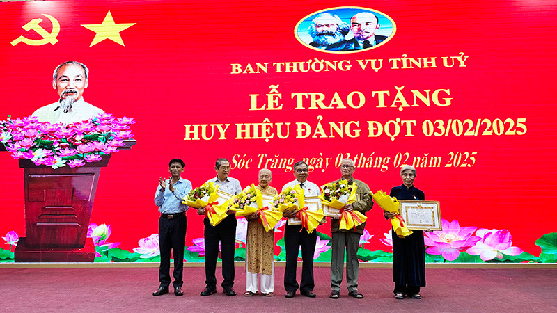 Đồng chí Lâm Văn Mẫn trao Huy hiệu Đảng cho các đảng viên 