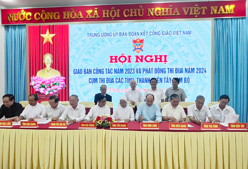 Các đơn vị trong cụm thi đua các tỉnh, thành phố Tây Nam Bộ ký giao ước thi đua năm 2024.