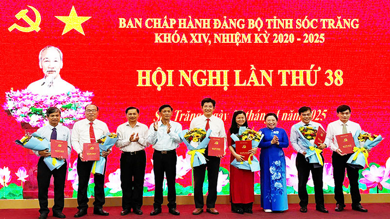 Trao quyết định cho Ban biên tập cơ quan Báo và Đài Phát thanh Truyền hình Sóc Trăng.