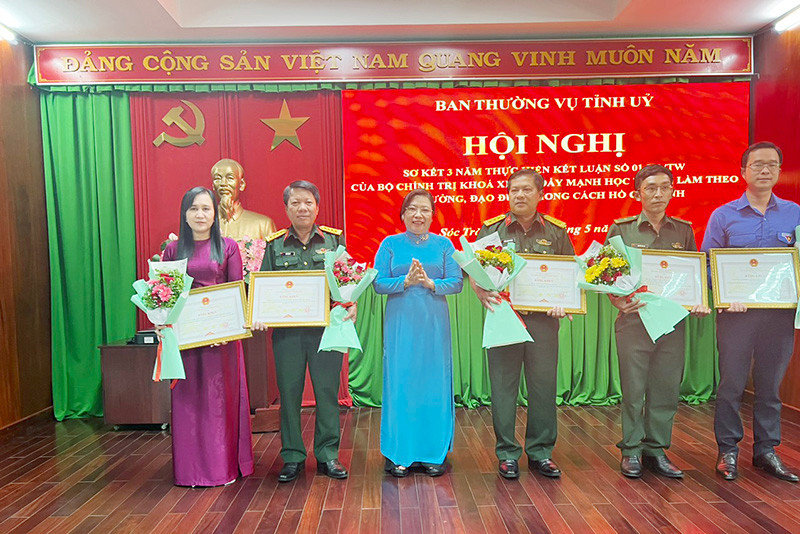 Tặng Bằng khen UBND tỉnh Sóc Trăng cho các tập thể đạt thành tích xuất sắc 3 năm thực hiện Kết luận số 01-KL/TW.