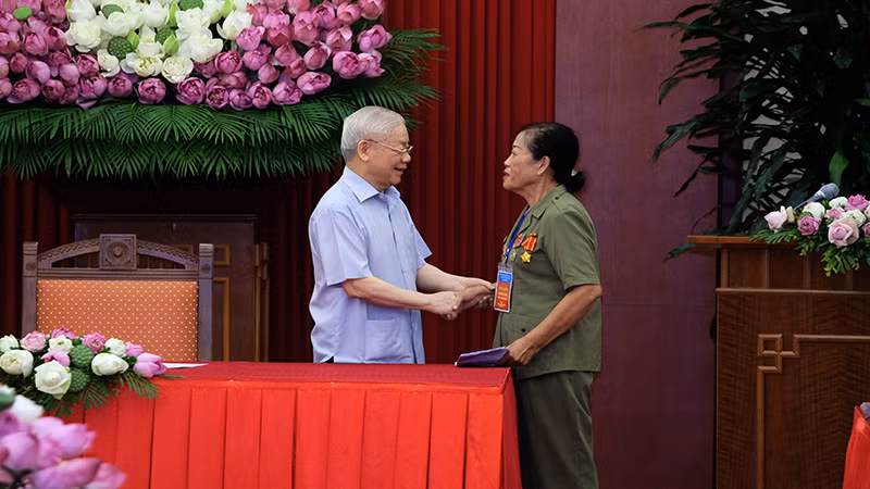 Bức ảnh quý của Anh hùng Lưu Nguyệt Hồng vinh dự được chụp cùng Tổng Bí thư Nguyễn Phú Trọng năm 2022.