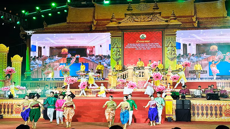 Tiết mục khai mạc chương trình lễ hội