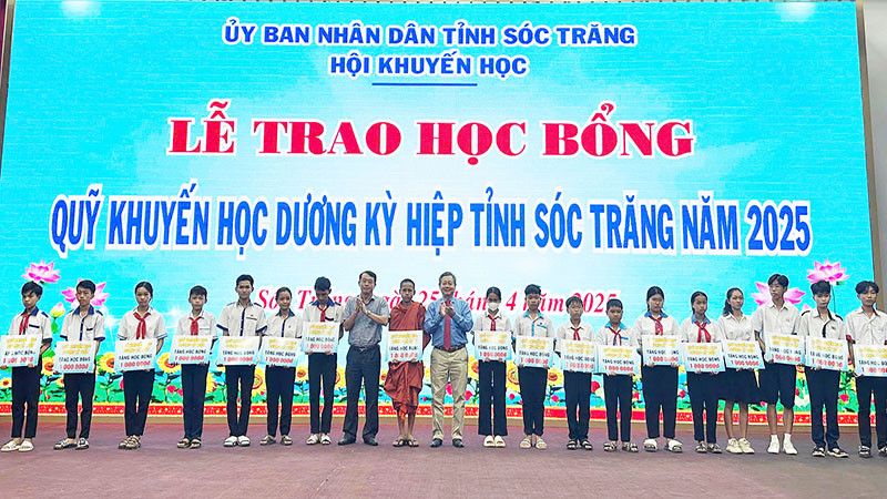 Trao học bổng “Dương Kỳ Hiệp” cho 240 học sinh hiếu học tiêu biểu.
