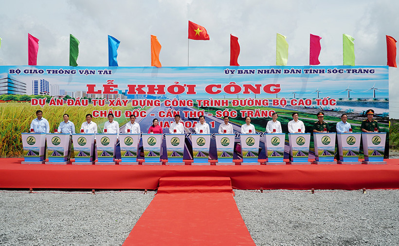 Phó Thủ tướng Lê Minh Khái cùng lãnh đạo các bộ, ngành và địa phương thực hiện nghi thức khởi công.