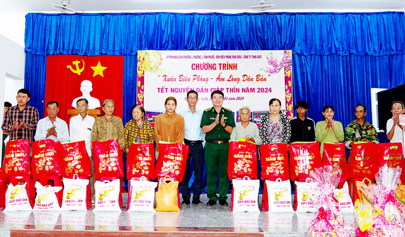 Trao tặng quà tết cho các hộ gia đình có hoàn cảnh khó khăn 