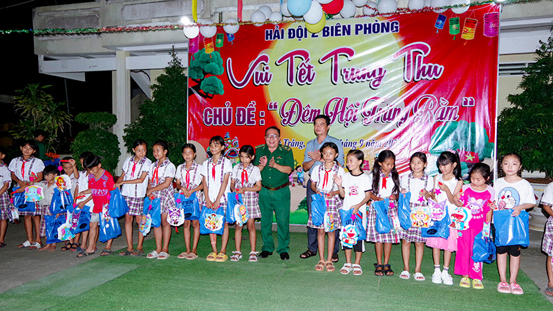 Tổ chức cho thiếu nhi vùng biên giới biển Sóc Trăng vui đêm Trung thu. (Ảnh Văn Long)