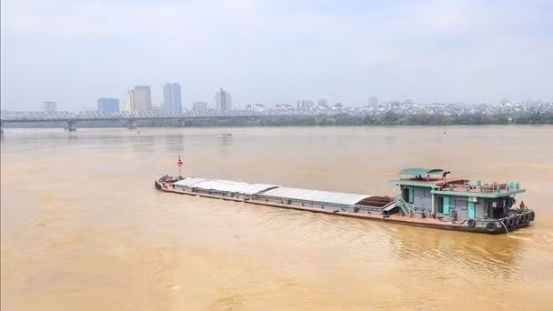 Mực nước sông Hồng dâng cao. 