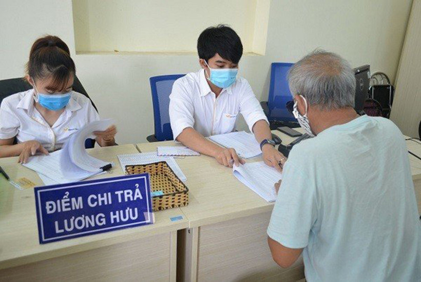 Chi trả lương hưu hằng tháng. 