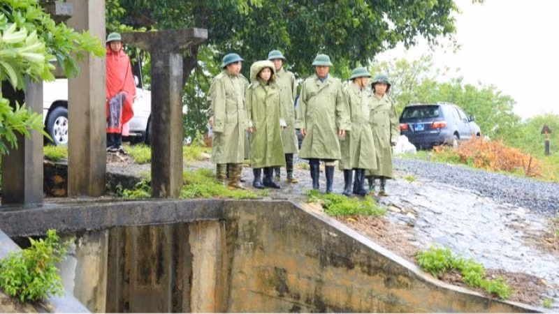 Ban Chỉ huy Phòng chống thiên tai và tìm kiếm cứu nạn thành phố Hà Nội kiểm tra công tác phòng chống bão số 3 tại huyện Quốc Oai. 