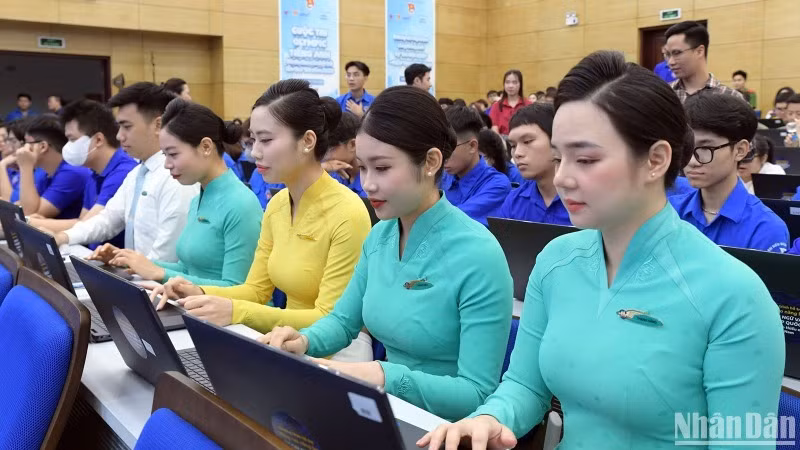 Các thí sinh của Hãng Hàng không Quốc gia Việt Nam (Vietnam Airlines) tham gia thi hưởng ứng tại buổi lễ.