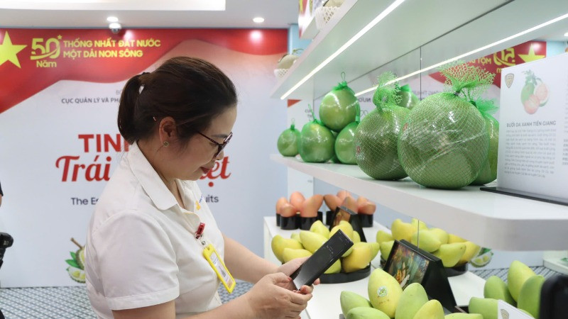 Khách tham quan có thể dễ dàng tra cứu thông tin chi tiết về sản phẩm thông qua việc quét mã.