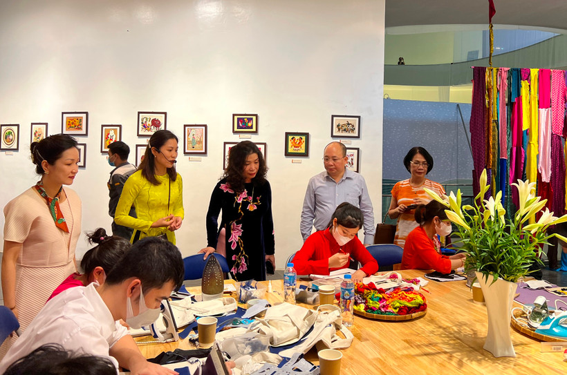 Các bạn trẻ là người khuyết tật trình diễn cách làm tranh từ vải vụn.