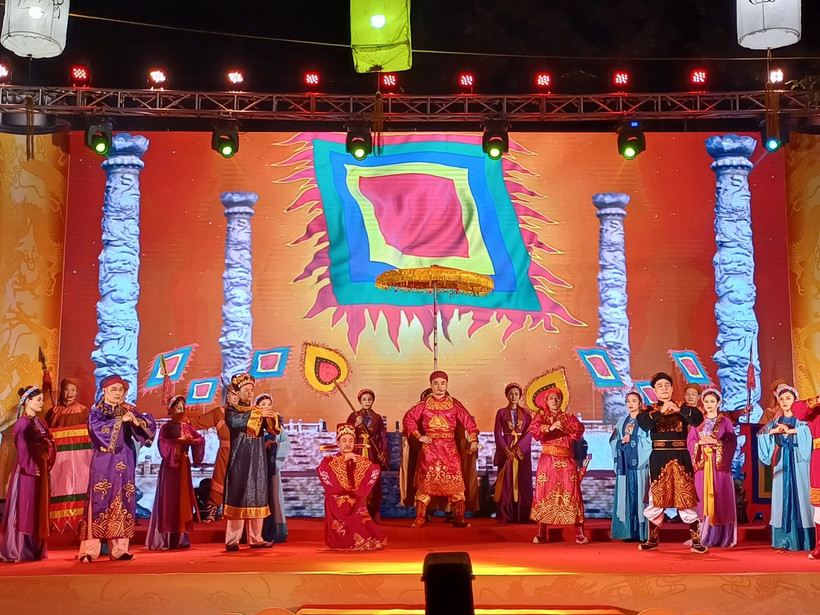 Biểu diễn nghệ thuật tái hiện lại hình tượng Anh hùng dân tộc, Vua Lê Thái Tổ đăng quang.