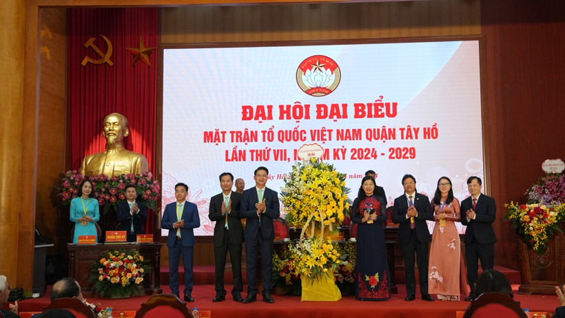 Đại diện lãnh đạo Ủy ban Mặt trận Tổ quốc thành phố Hà Nội chúc mừng Đại hội.