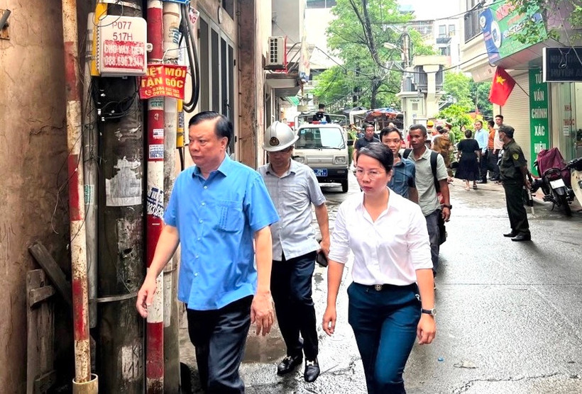Bí thư Thành ủy Hà Nội Đinh Tiến Dũng kiểm tra hiện trường và chỉ đạo khắc phục hậu quả vụ cháy chung cư mini ở phố Khương Hạ.