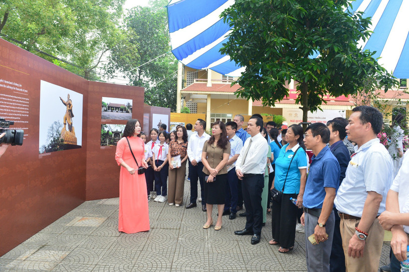 Công chúng tìm hiểu về sự nghiệp của Anh hùng dân tộc Ngô Quyền.