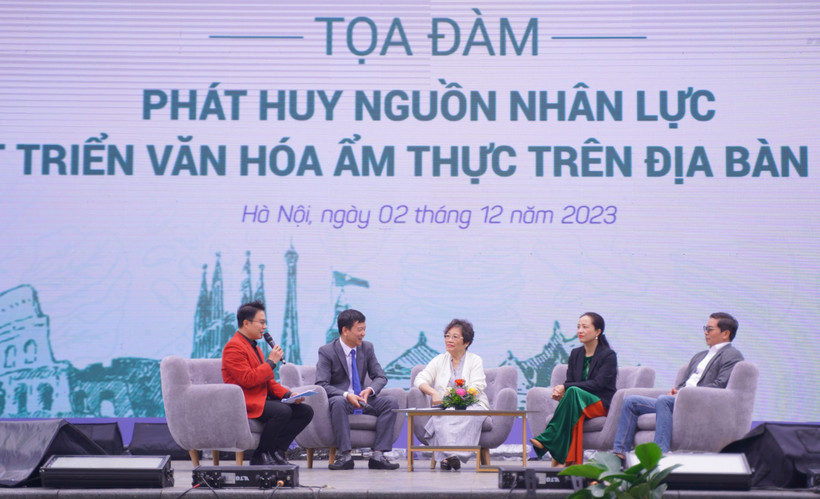 Các đại biểu trao đổi về các giải pháp khai thác ẩm thực để phát triển công nghiệp văn hoá.