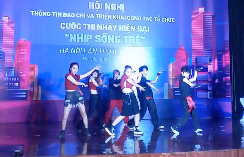 Tiết mục nhảy sôi động của các sinh viên Trường Đại học Dược Hà Nội đã "hâm nóng" không khí của cuộc thi.