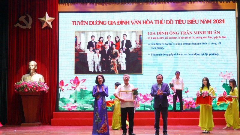 Hà Nội luôn chú trọng tuyên dương những gia đình văn hóa tiêu biểu nhằm lan tỏa nét đẹp văn hóa gia đình đến cộng đồng. (Ảnh: GIANG NAM)
