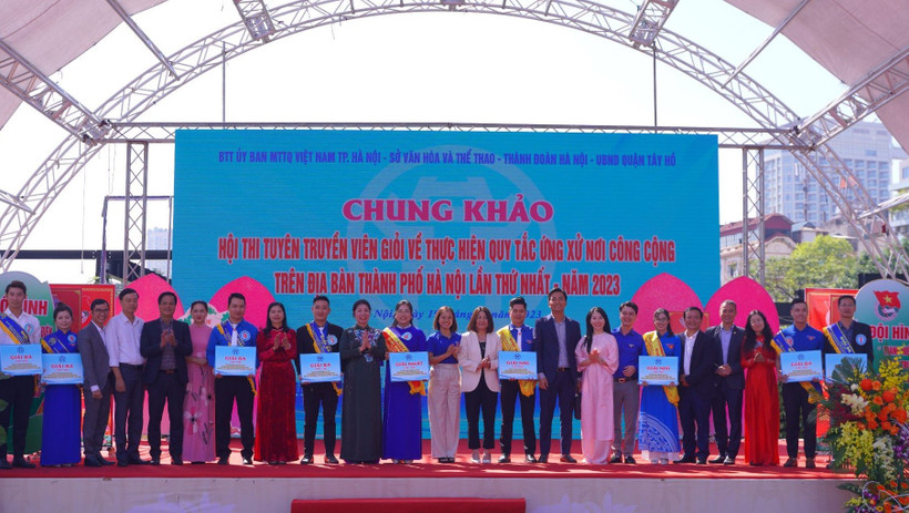 Ban Tổ chức tôn vinh những đội có thành tích xuất sắc tại Hội thi.