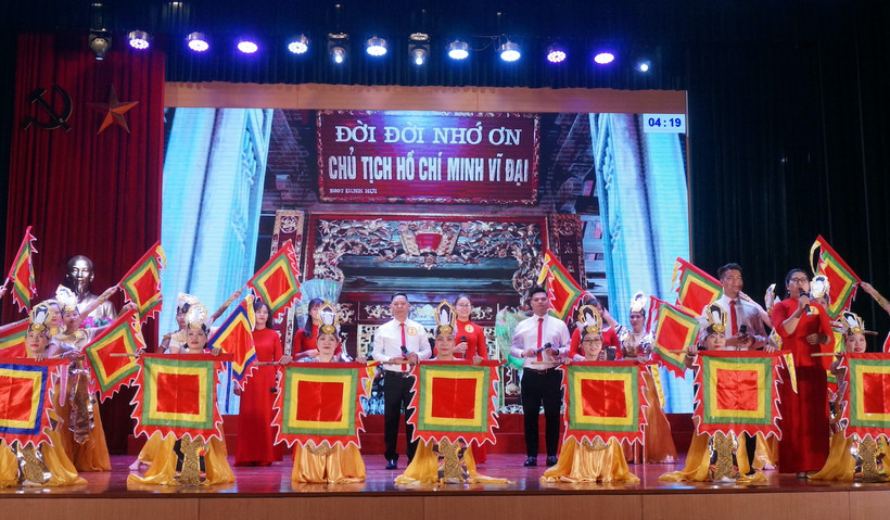 Những màn trình diễn đầy sắc màu đã góp phần giúp đội Đông Anh giành giải Nhất Hội thi.