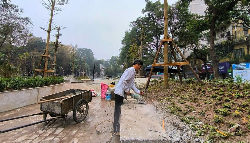 Vườn hoa Vạn Xuân đang được "gọt" bớt bê-tông và bổ sung cây xanh.