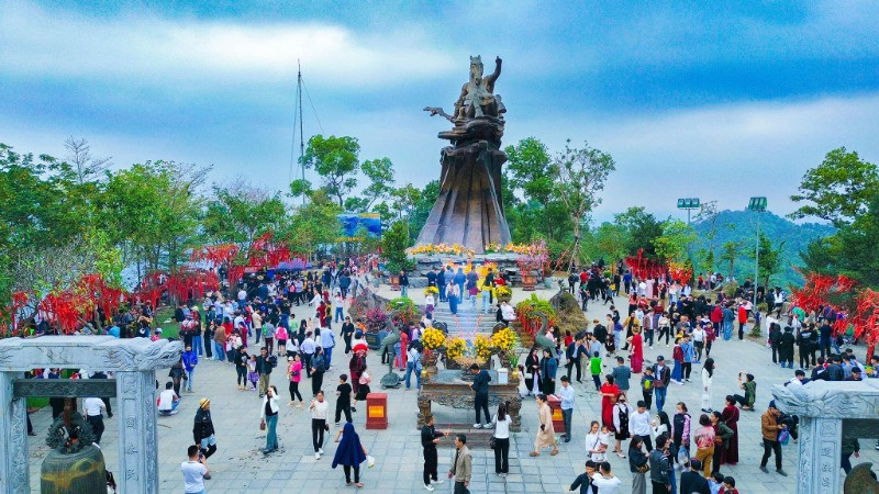 Hàng ngàn người đến với Lễ hội Gióng đền Sóc trong những ngày xuân mới.