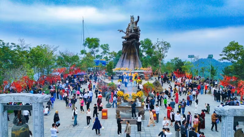 Hàng ngàn người đến với Lễ hội Gióng đền Sóc trong những ngày xuân mới.