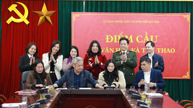 Đại diện các cơ quan, đơn vị trên địa bàn thành phố ký cam kết thực hiện Bộ tiêu chí về xây dựng môi trường văn hóa trong lễ hội truyền thống. 