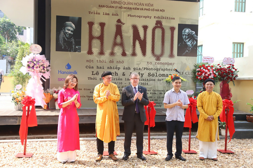 Ban Tổ chức cắt băng khai mạc triển lãm ảnh.