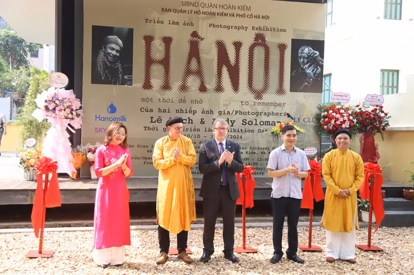 Ban Tổ chức cắt băng khai mạc triển lãm ảnh.