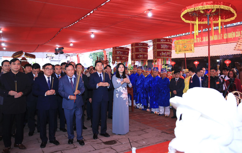 Phó Bí thư Thành ủy Hà Nội Nguyễn Văn Phong dâng hương tưởng nhớ Đức Thánh Chử Đồng Tử.