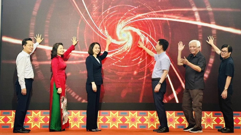 Các đại biểu nhấn nút khai mạc triển lãm.