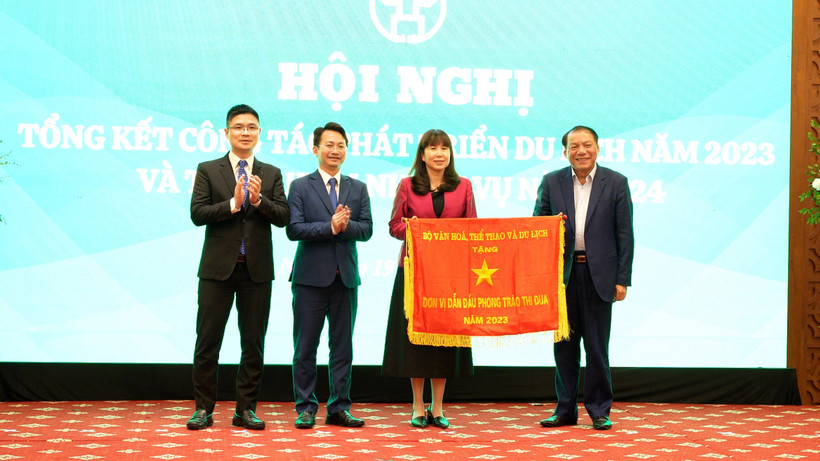 Bộ trưởng Văn hóa, Thể thao và Du lịch Nguyễn Văn Hùng trao cờ thi đua cho đại diện lãnh đạo Sở Du lịch Hà Nội.