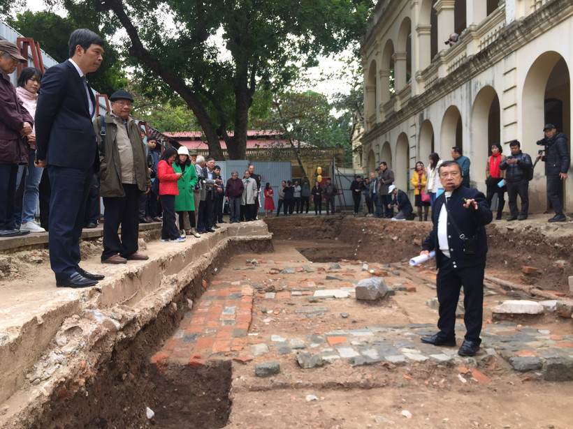 Các nhà khoa học trao đổi về khảo cổ Hoàng thành Thăng Long năm 2023.