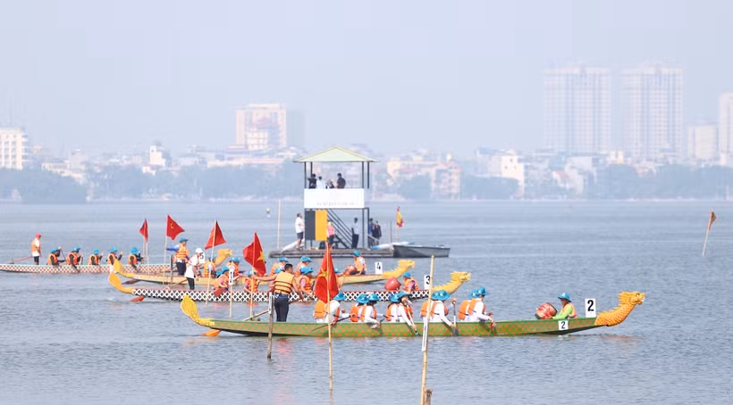 Các đội đua tranh tài trên hồ Tây tạo không khí sôi động.