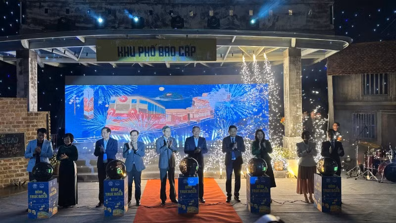 Các đại biểu khai mạc chuỗi hoạt động trong chương trình "Đêm Trúc Bạch".