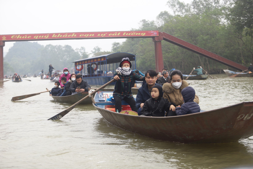 Đông đảo khách thập phương đi đò trên suối Yến vào chùa Hương.