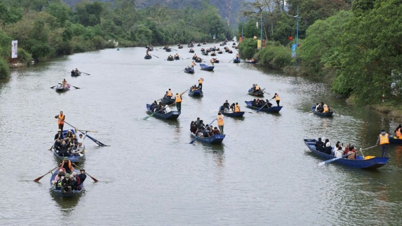 Chùa Hương mùa lễ hội - một trong những điểm du lịch tâm linh hấp dẫn nhất của Hà Nội dịp đầu xuân.