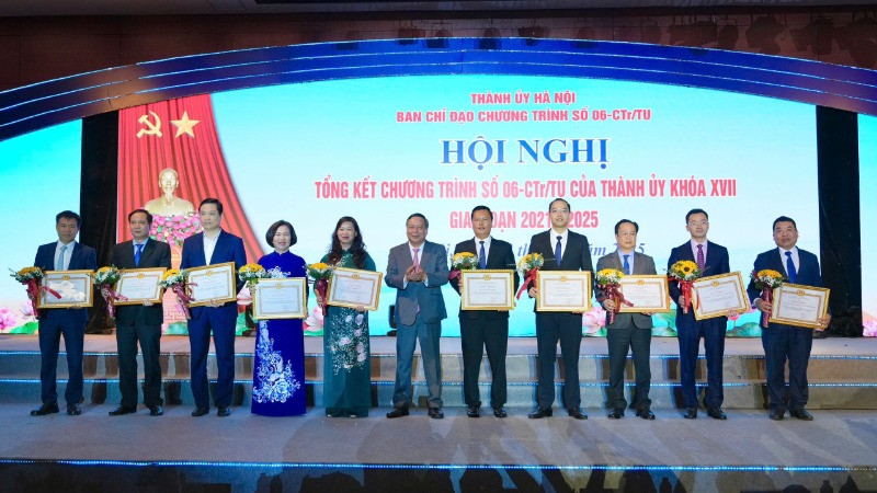Phó Bí thư thường trực Thành ủy Hà Nội Nguyễn Văn Phong trao bằng khen cho các tập thể, cá nhân có thành tích trong triển khai Chương trình số 06-CTr/TU.