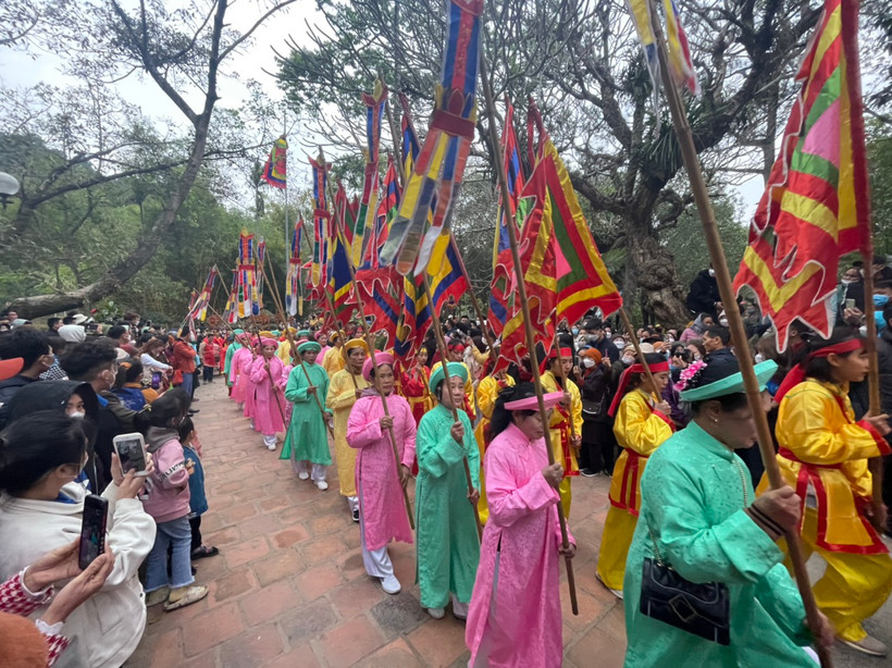 Hàng nghìn người dân chờ đón các đoàn rước trong Lễ hội đền Sóc. 