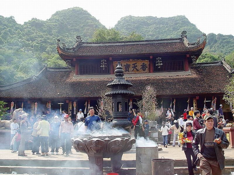 Thành phố Hà Nội nghiêm cấm công chức đi lễ trong giờ hành chính.