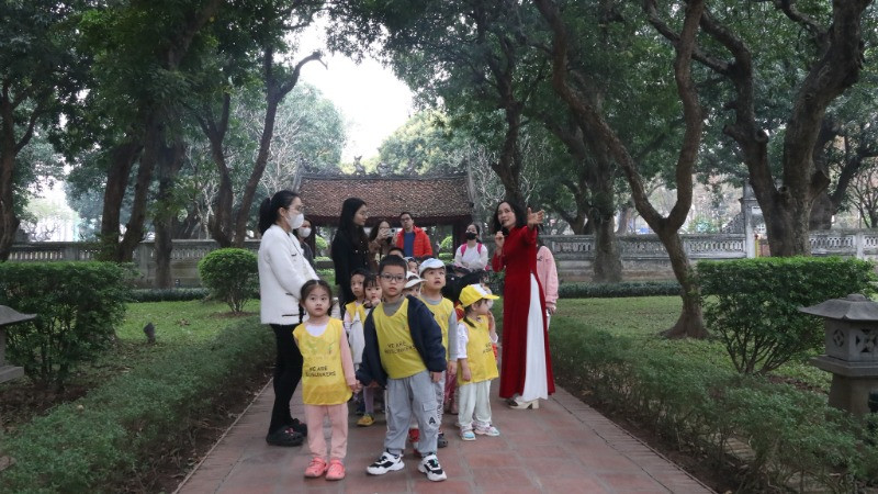 Các em học sinh tham quan, học tập tại Văn Miếu-Quốc Tử Giám.