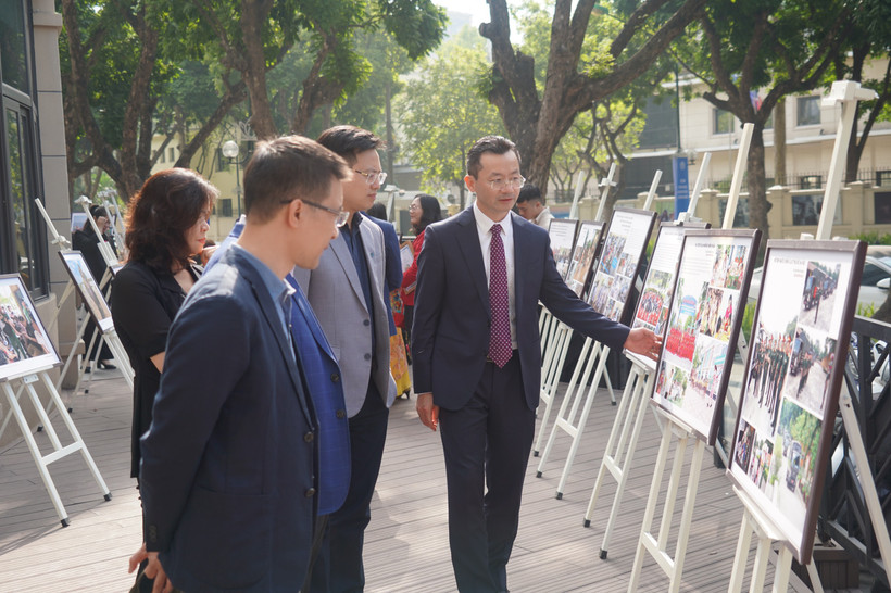 Các đại biểu tham quan những tác phẩm ảnh xuất sắc tại cuộc thi.